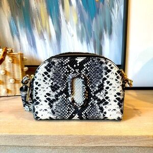 Marc Jacobs - Shutter Leather Crossbody. Like New.